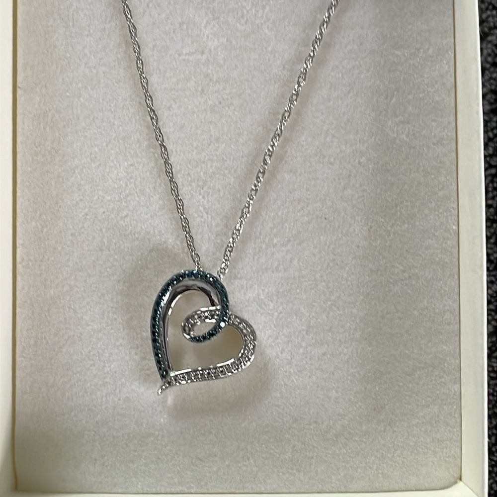 Elegant Sterling Silver Heart Pendant Necklace - Picture 2 of 4